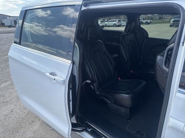 Used 2025 Chrysler Pacifica Select image 19