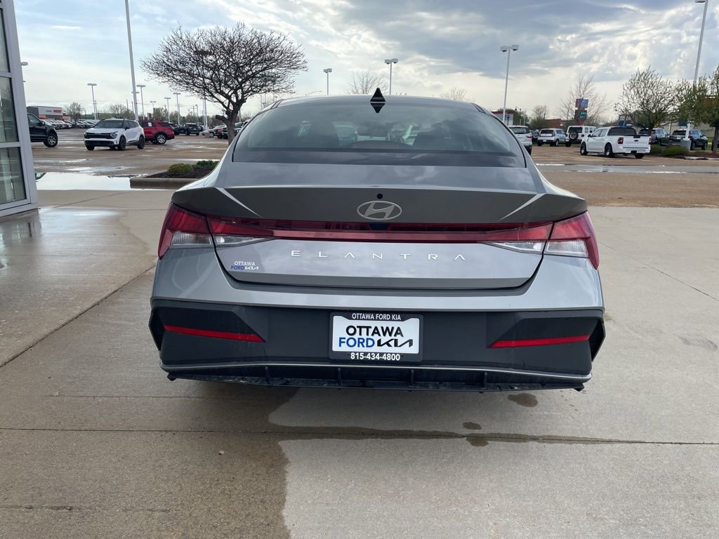 Used 2025 Hyundai Elantra SE FWD image 6