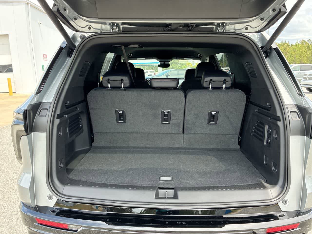 Used 2025 Chevrolet Traverse High Country w/ LPO, Floor Liner Package FWD image 26
