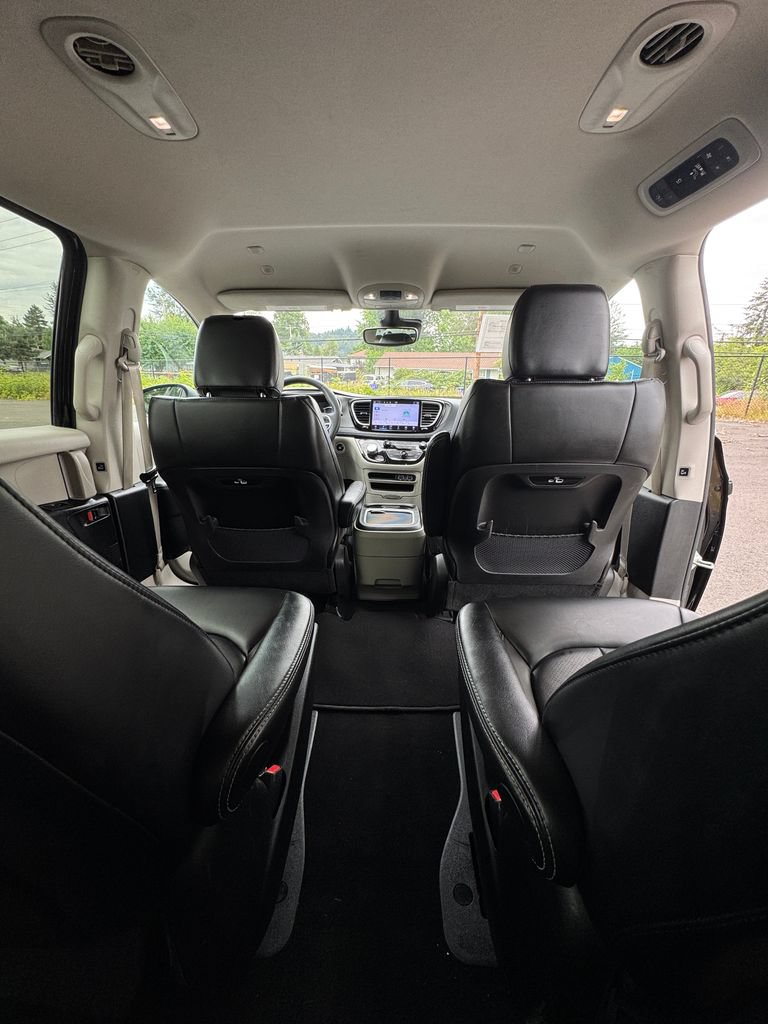 Used 2023 Chrysler Pacifica Touring-L FWD image 28