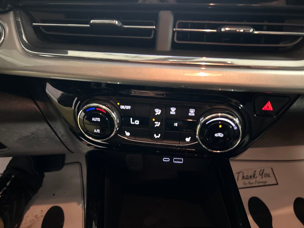 Used 2025 Chevrolet Trax LT w/ LT Convenience Package FWD image 19