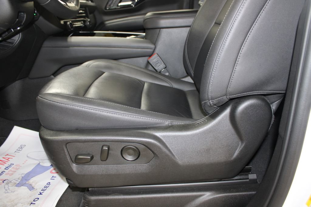 Used 2025 Chevrolet Suburban LT image 18