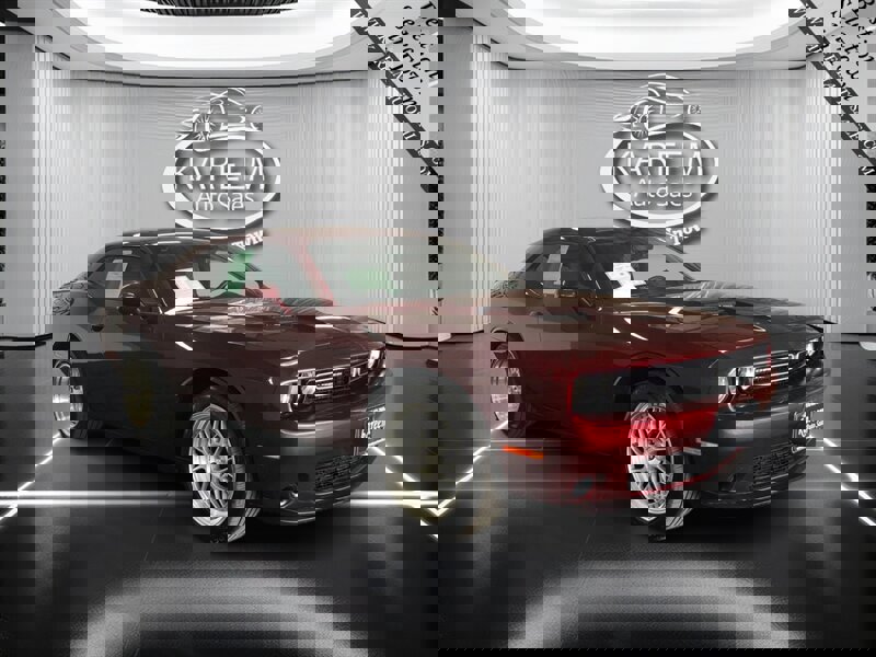 Used 2018 Dodge Challenger SXT image 3