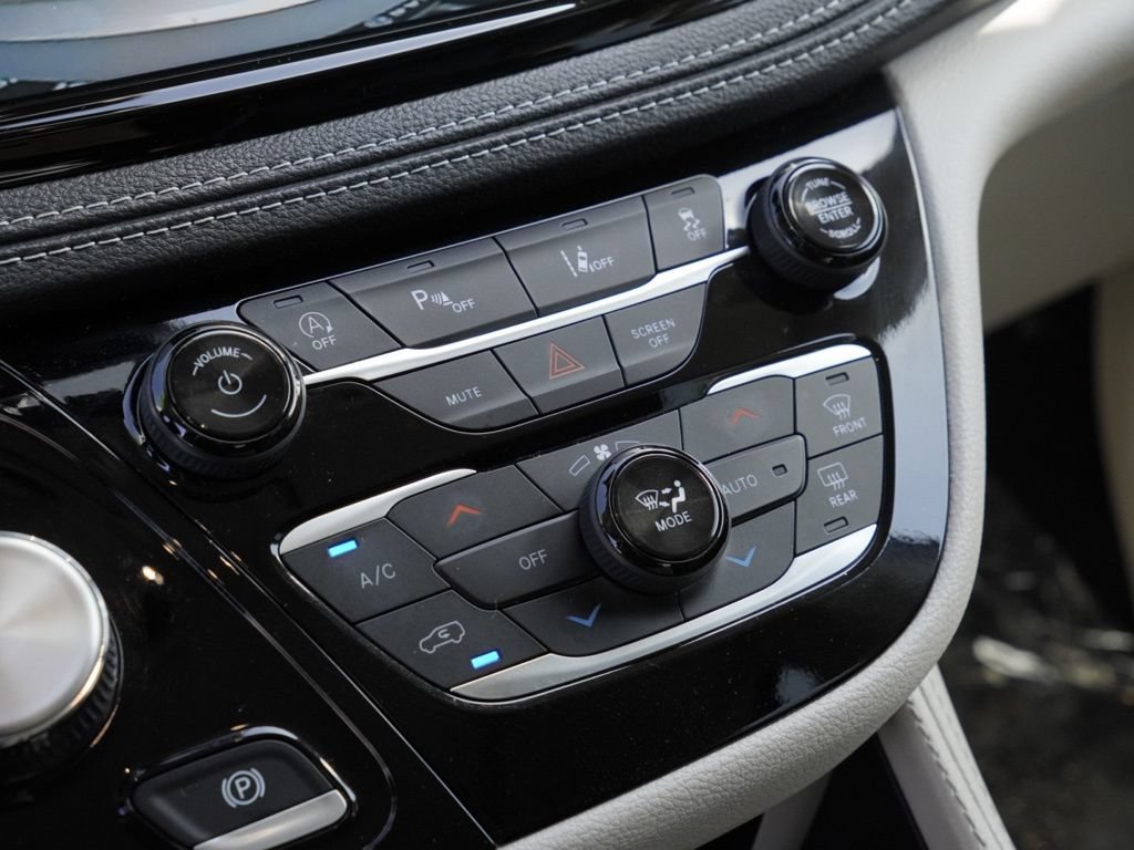 Used 2024 Chrysler Pacifica Limited FWD image 16