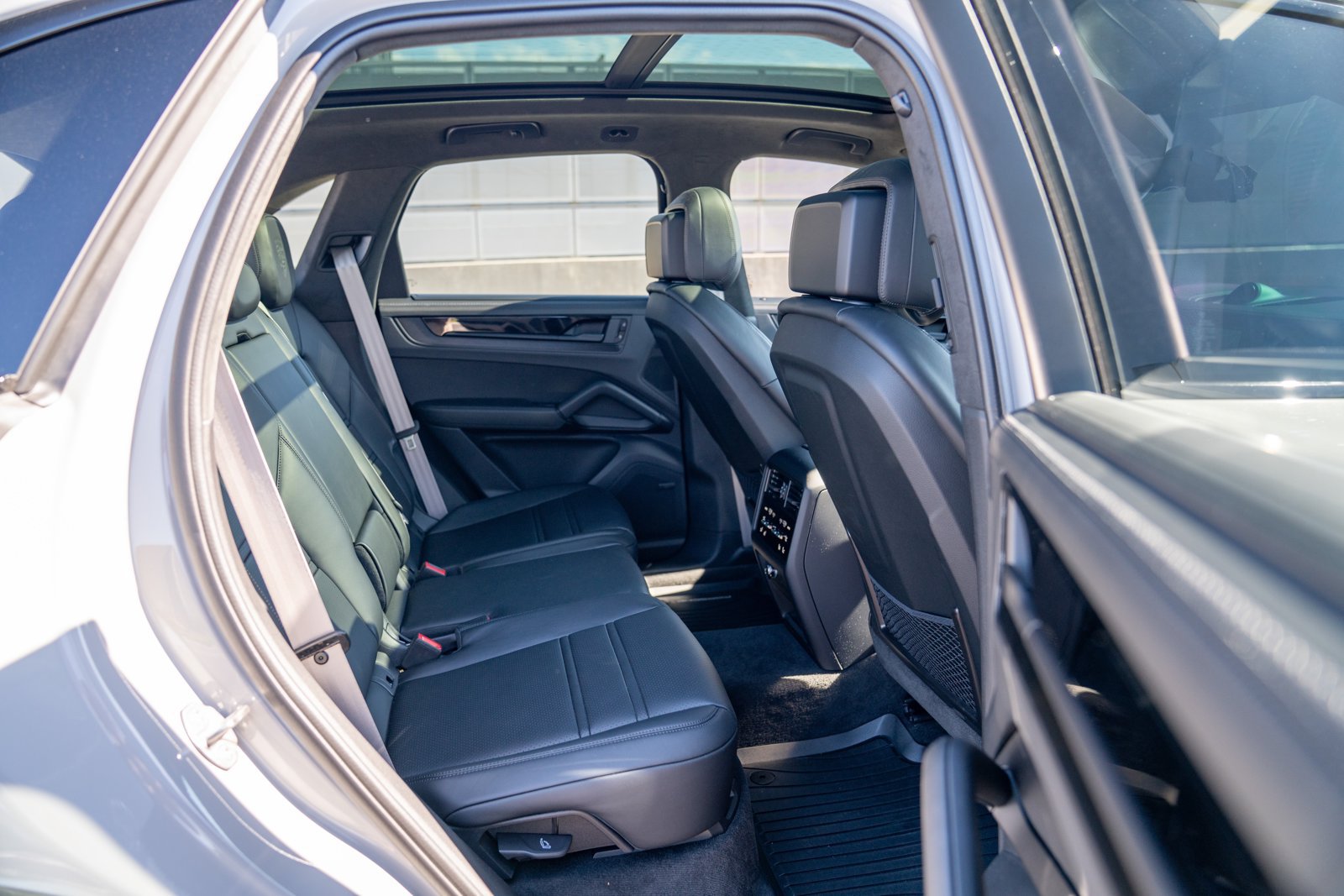 Certified 2025 Porsche Cayenne GTS AWD/4WD image 25