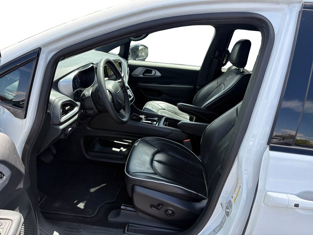 Used 2025 Chrysler Pacifica Limited FWD image 10