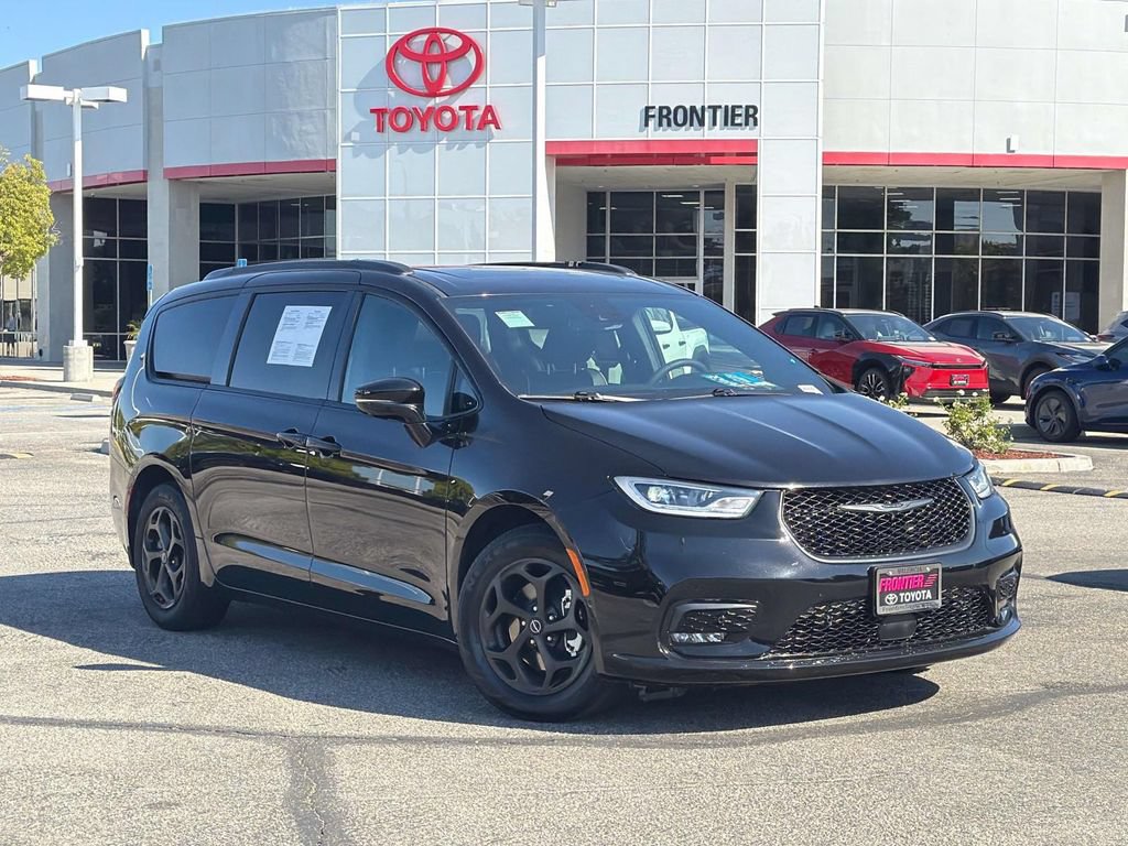 Used 2025 Chrysler Pacifica Premium