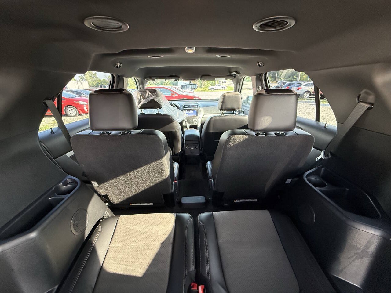 Used 2017 Ford Explorer XLT w/ Equipment Group 202A AWD/4WD image 18