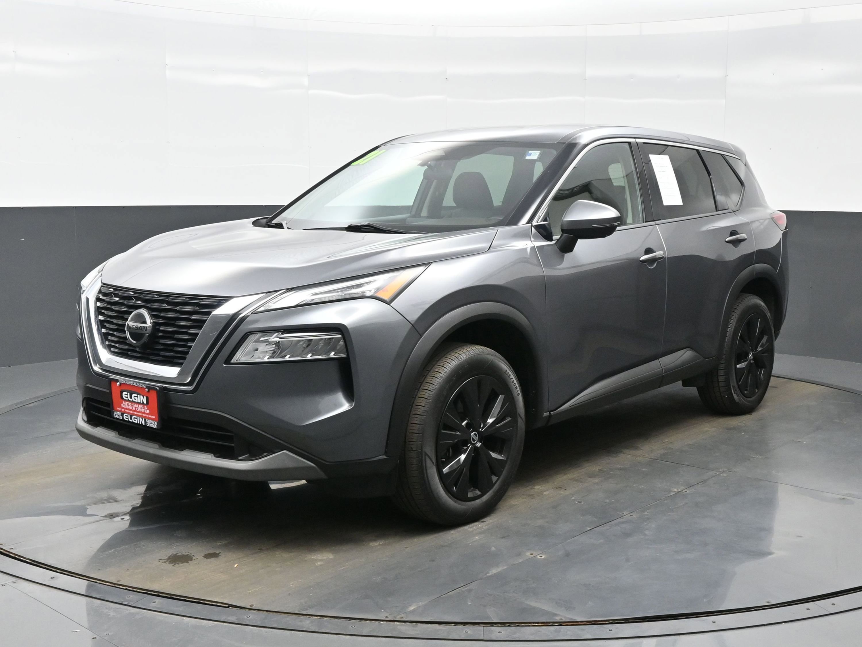 Used 2021 Nissan Rogue SV image 2