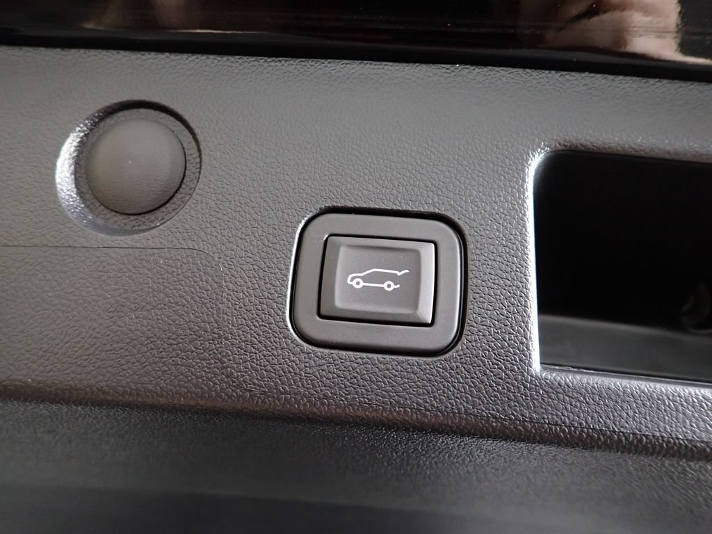 New 2026 Chevrolet Equinox ACTIV w/ Convenience Package III AWD/4WD image 17
