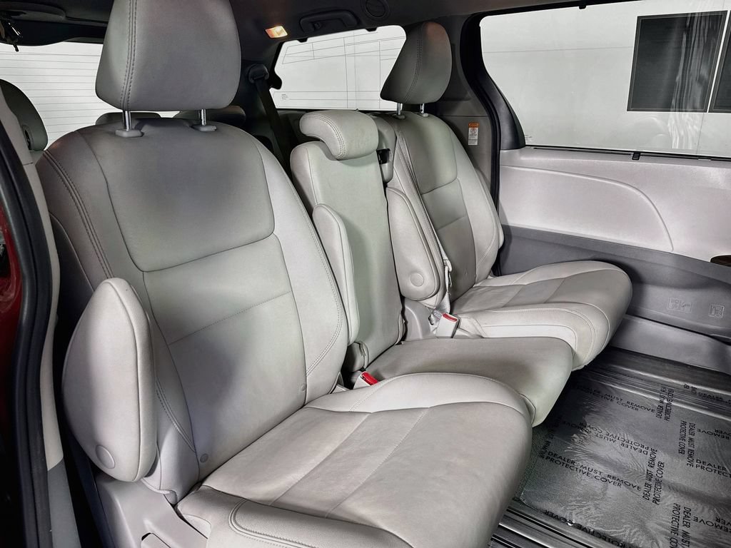 Used 2020 Toyota Sienna XLE FWD image 32
