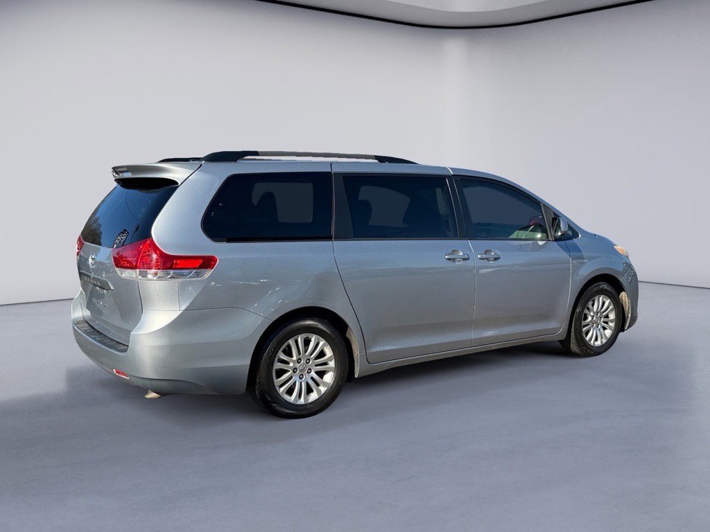Used 2013 Toyota Sienna XLE image 4