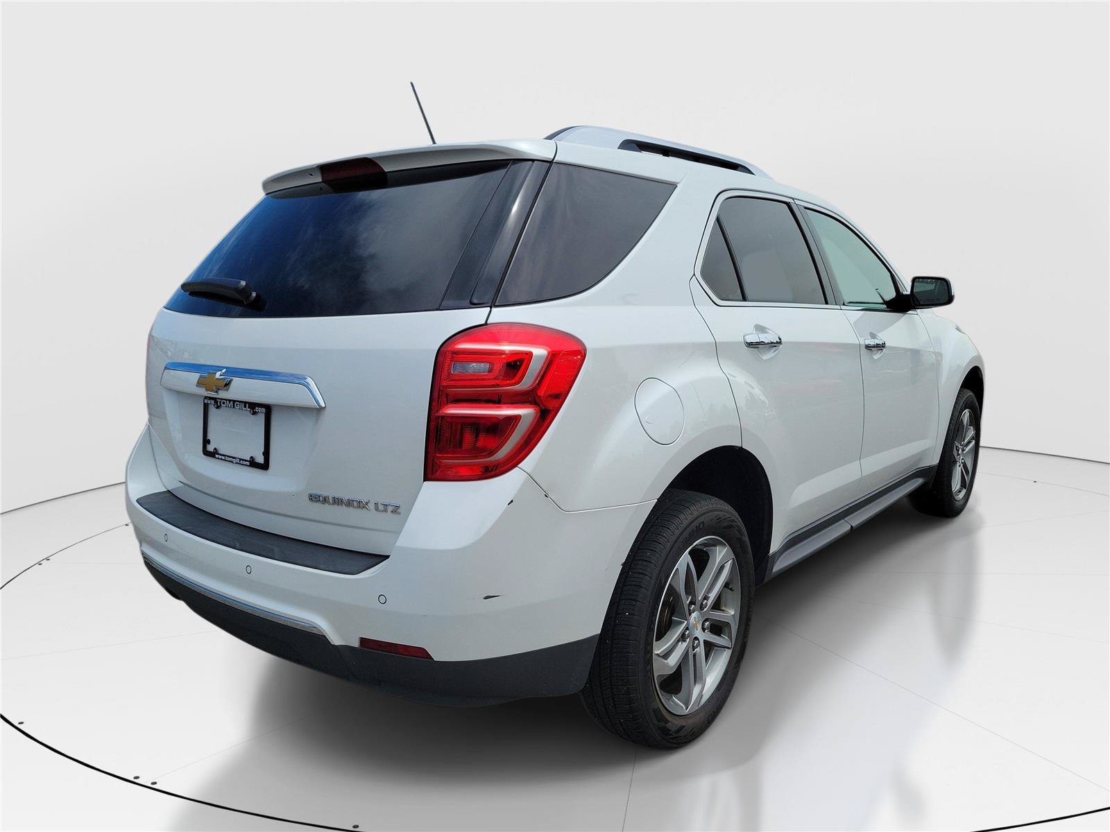Used 2016 Chevrolet Equinox LTZ w/ Enhanced Convenience Package FWD image 4