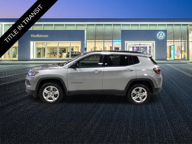 Used 2023 Jeep Compass Latitude w/ Convenience Group AWD/4WD image 2