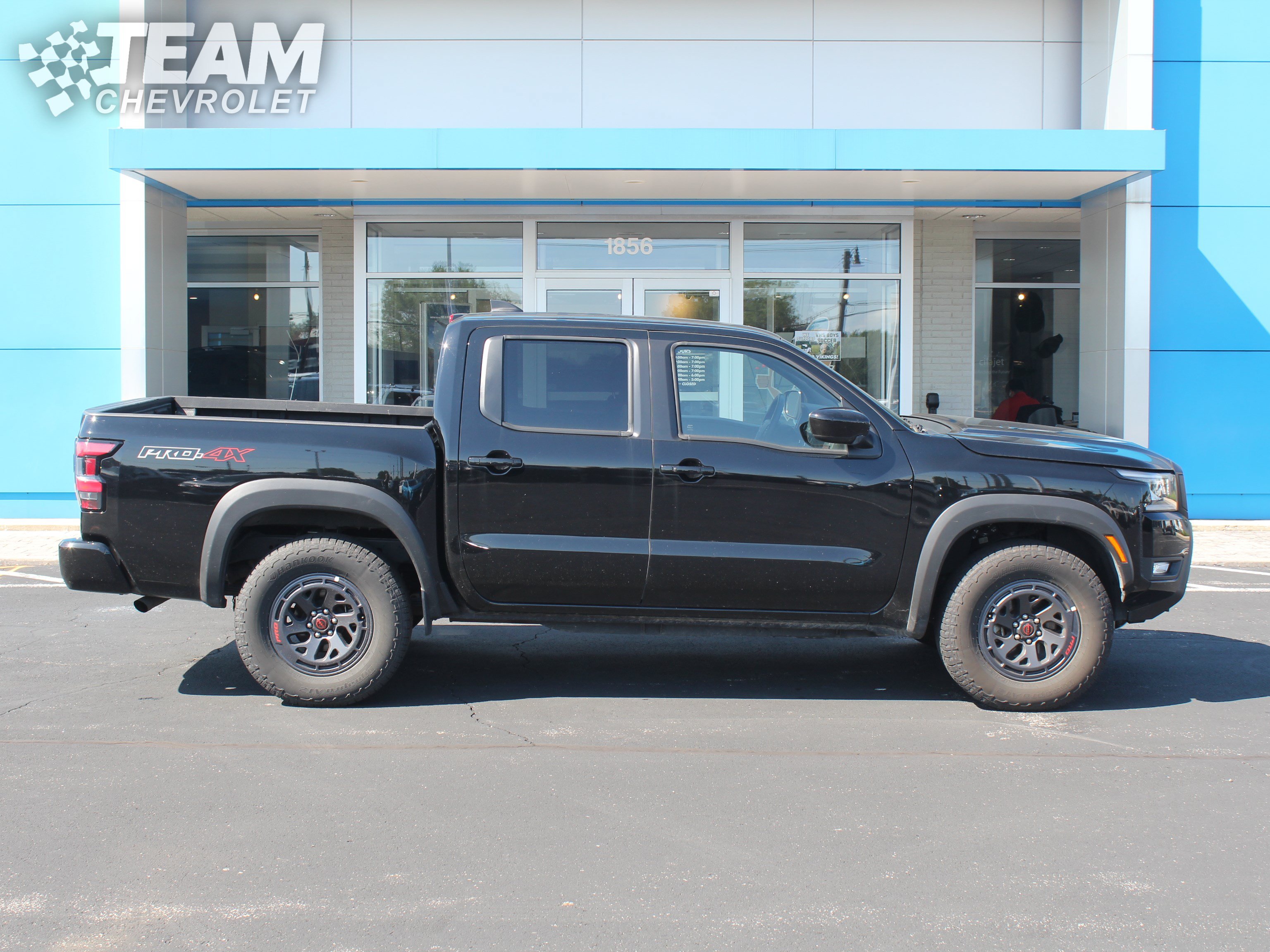 Used 2026 Nissan Frontier PRO-4X AWD/4WD image 3