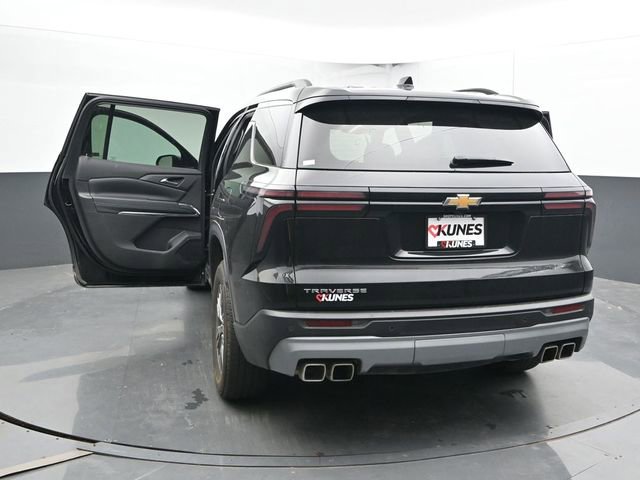 Used 2025 Chevrolet Traverse LT FWD image 32
