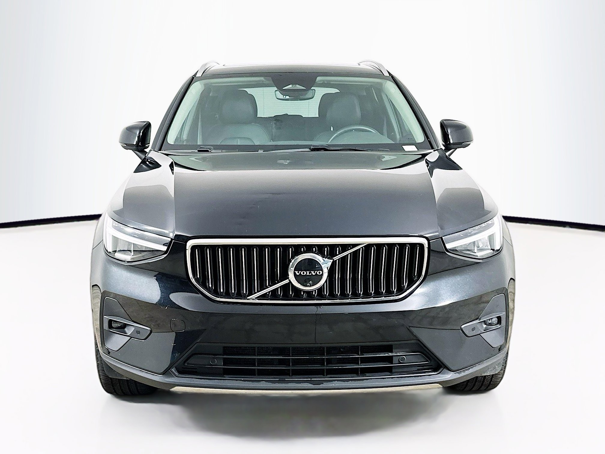 Used 2025 Volvo XC40 B5 Plus image 2