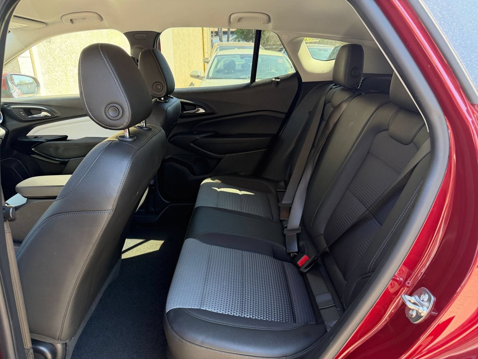 Used 2025 Chevrolet Trax LT w/ LT Convenience Package FWD image 24