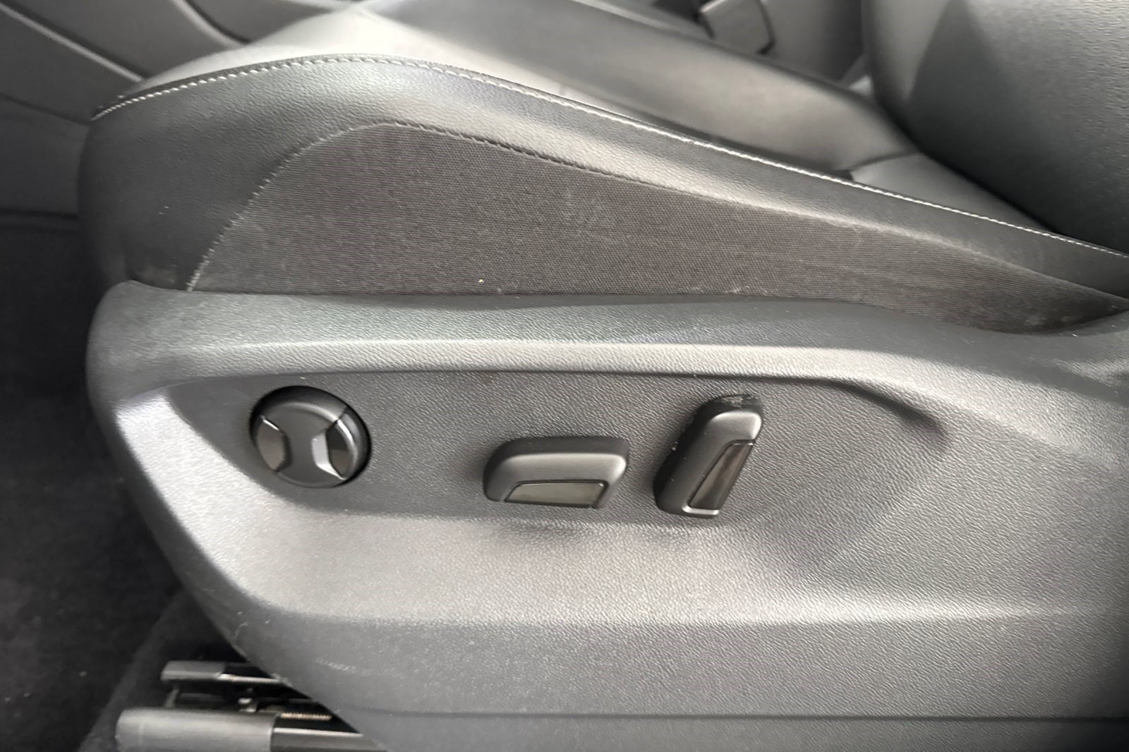 Used 2018 Volkswagen Tiguan SEL AWD/4WD image 15
