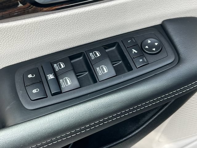 Used 2024 Chrysler Pacifica Limited FWD image 18