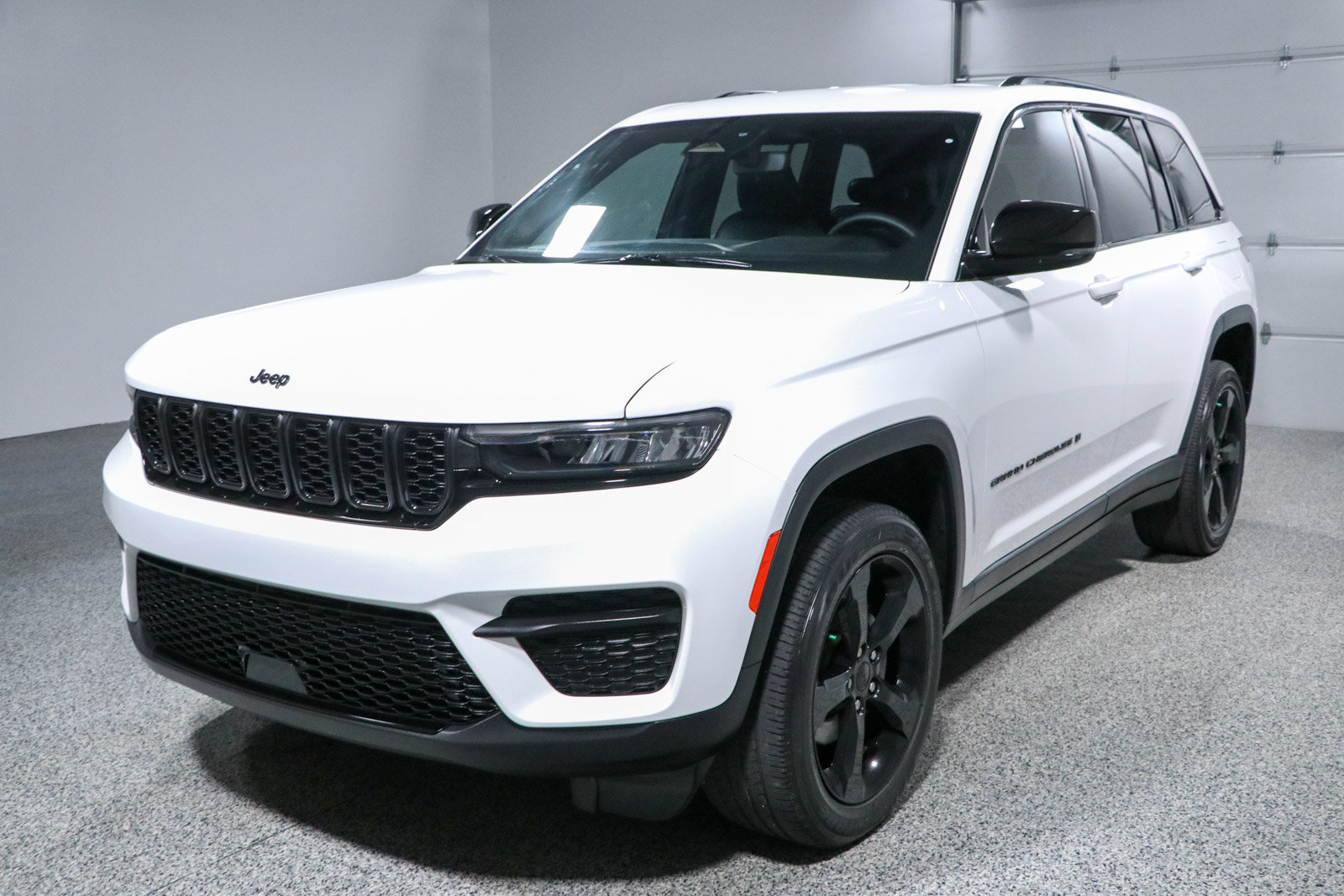 Used 2023 Jeep Grand Cherokee Altitude AWD/4WD image 30