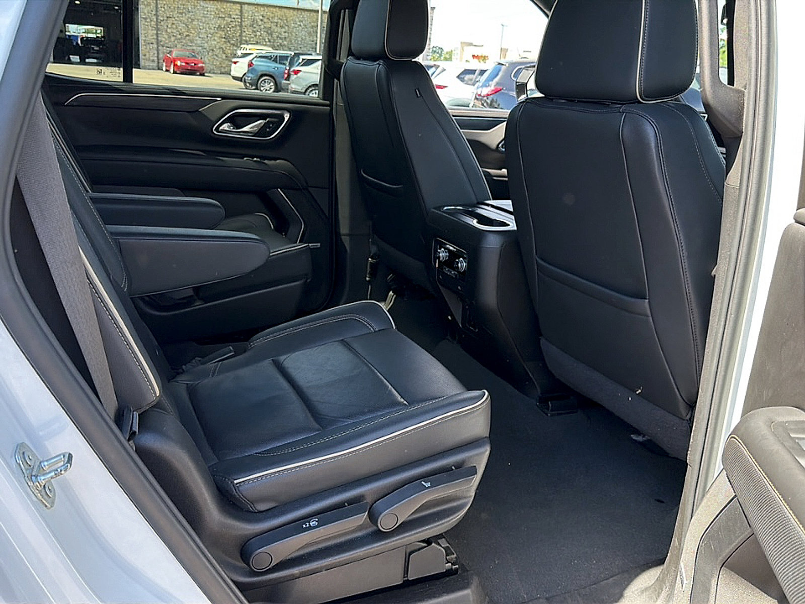 Used 2024 GMC Yukon SLT AWD/4WD image 11