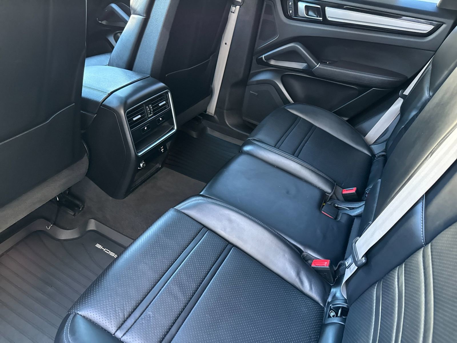 Certified 2023 Porsche Cayenne Platinum Edition image 14