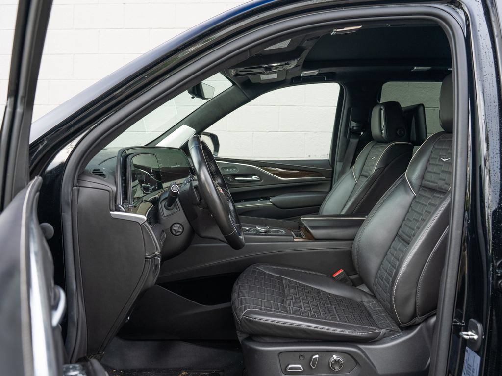 Used 2023 Cadillac Escalade Sport Platinum w/ Heavy-Duty Trailer Package AWD/4WD image 17