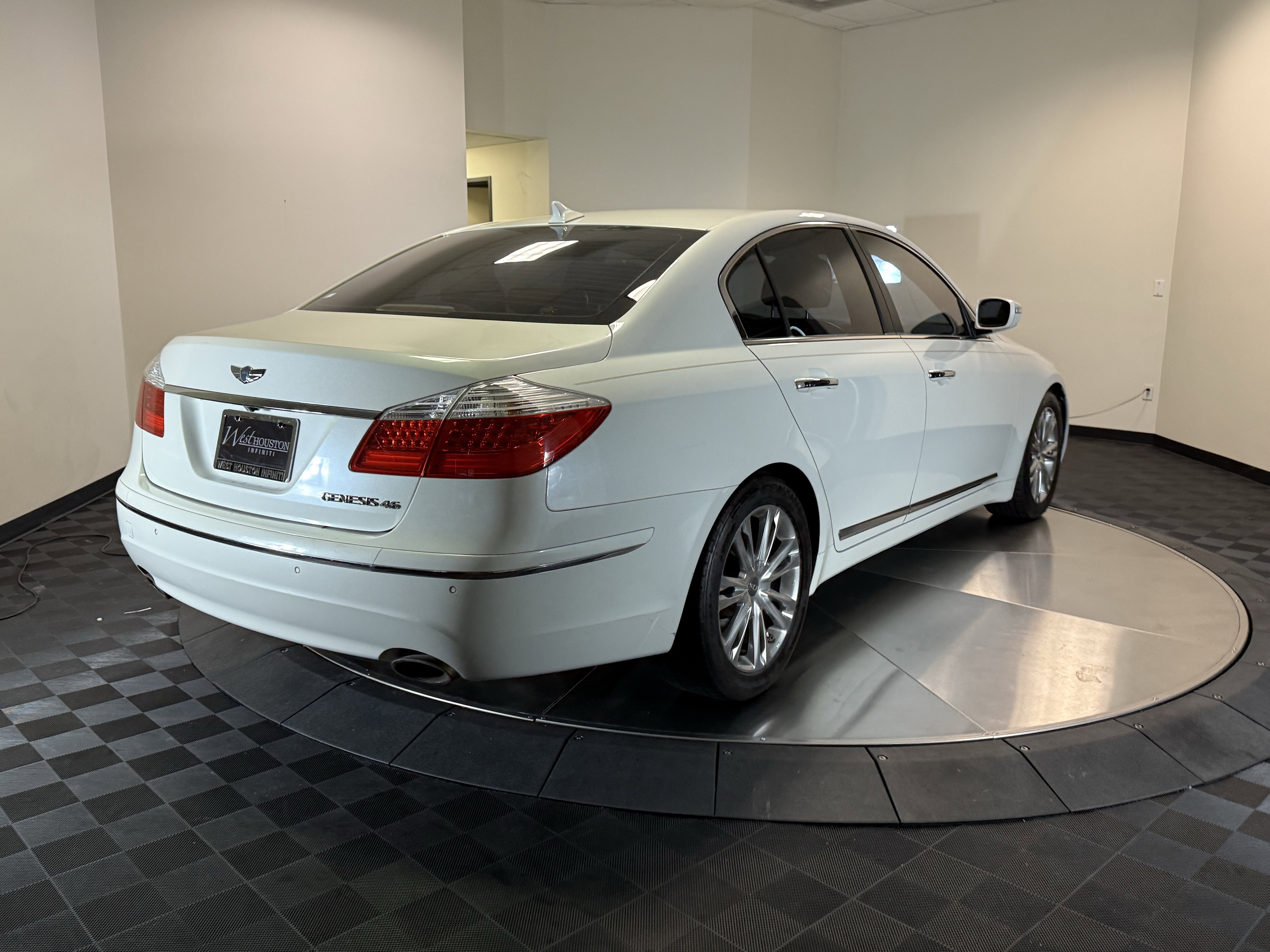 Used 2010 Hyundai Genesis 4.6 w/ Technology Pkg 5 RWD image 7