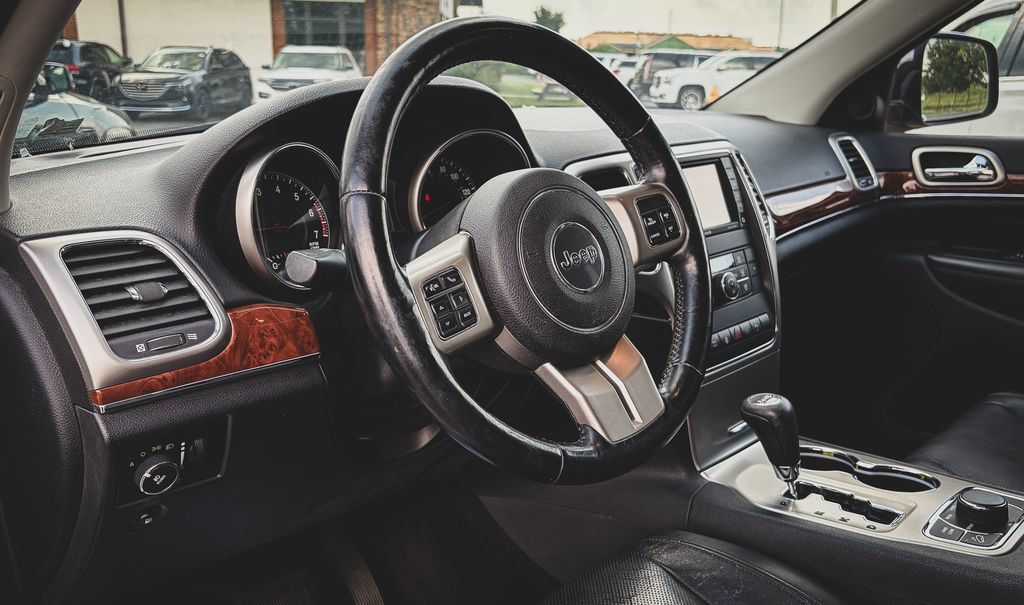 Used 2011 Jeep Grand Cherokee Limited w/ Luxury Group II AWD/4WD image 2