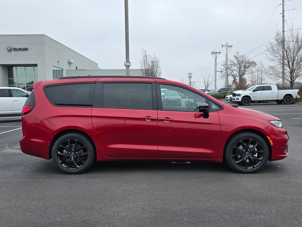 New 2026 Chrysler Pacifica Limited image 5