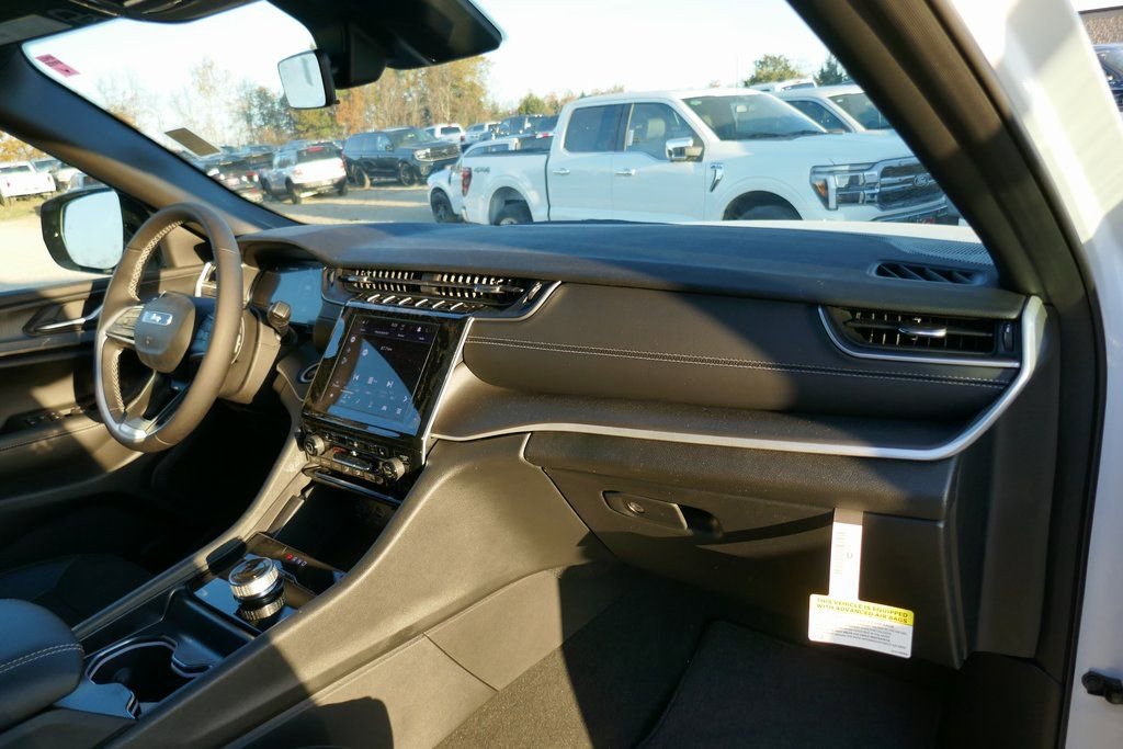 New 2025 Jeep Grand Cherokee L Altitude image 10