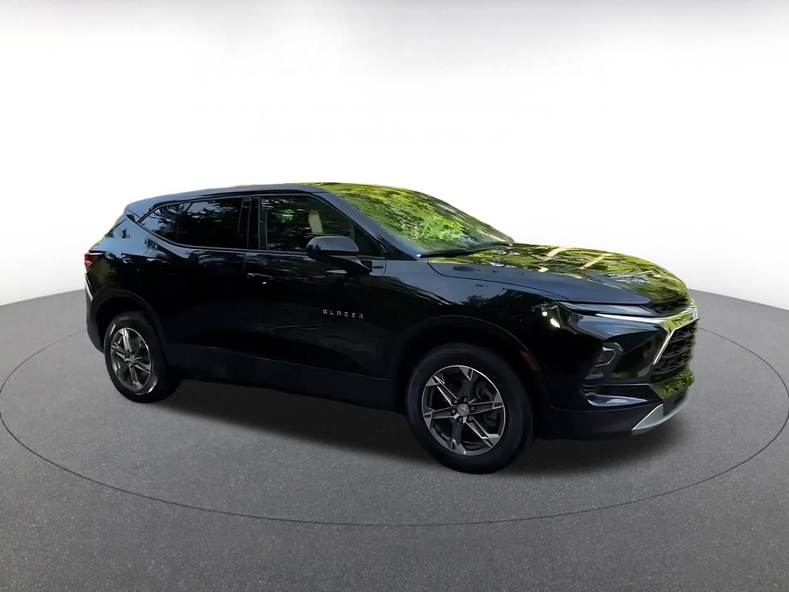 Used 2026 Chevrolet Blazer LT FWD image 2