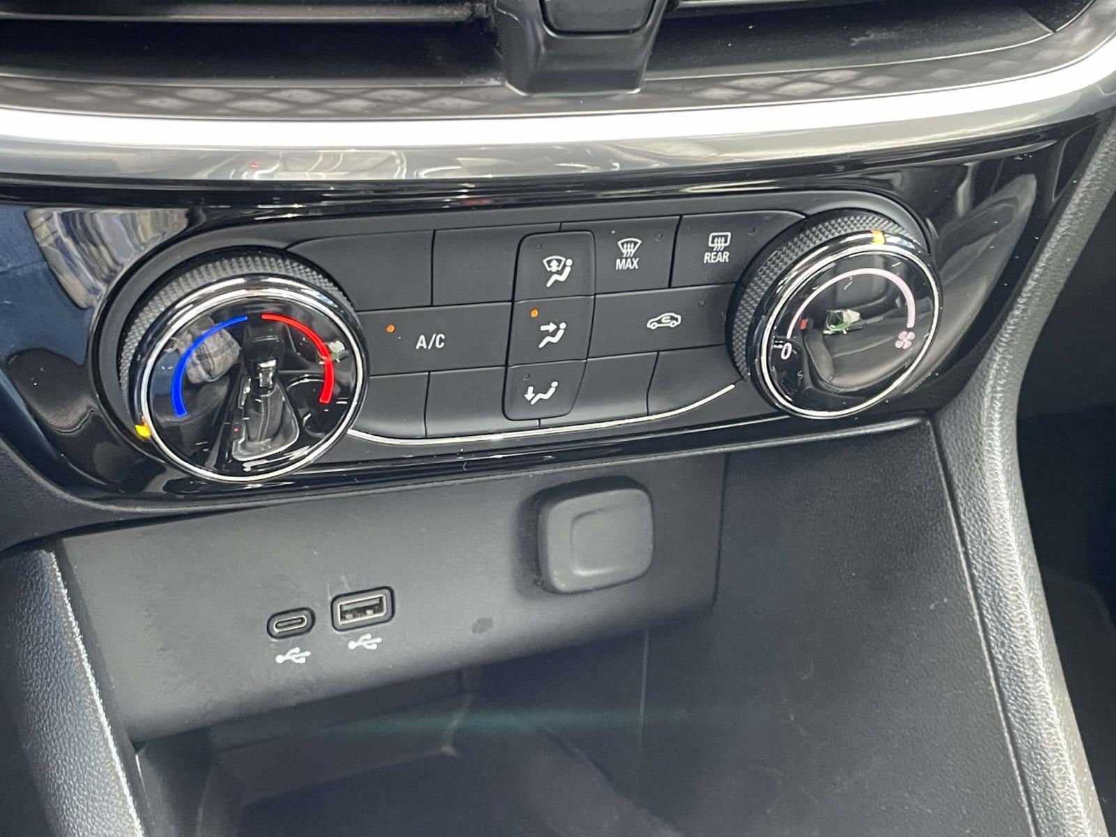 Used 2024 Buick Encore GX Sport Touring AWD/4WD image 17