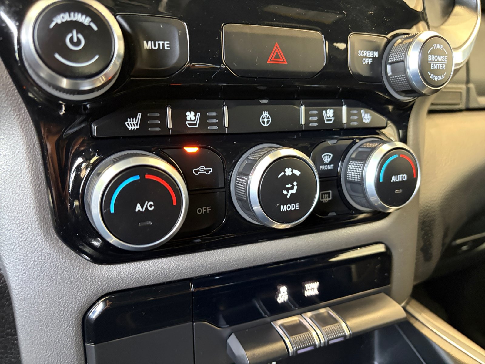 Used 2024 RAM 1500 Laramie AWD/4WD image 19