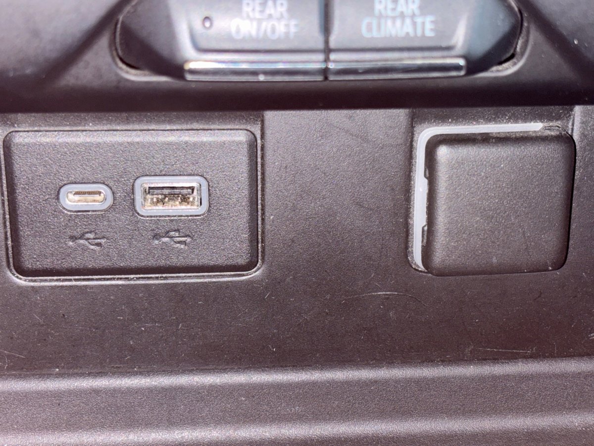 Used 2021 GMC Yukon XL SLE image 6