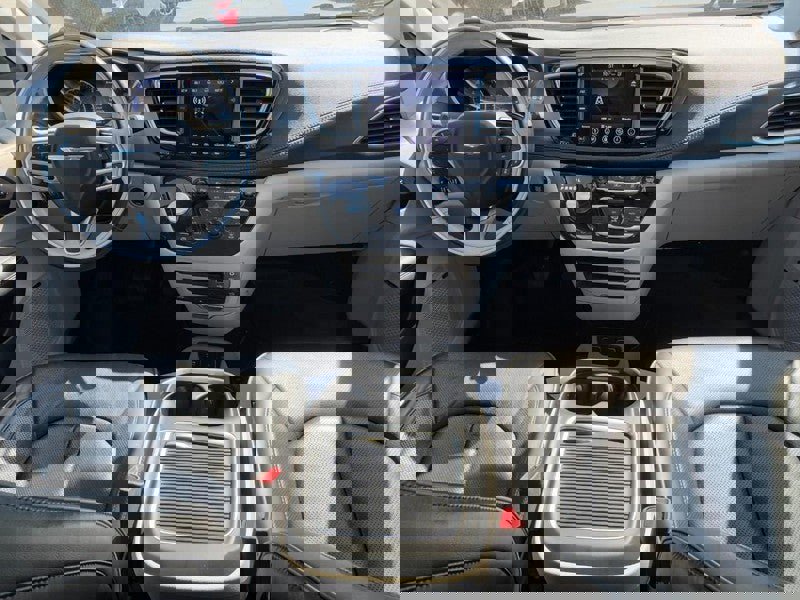 Used 2019 Chrysler Pacifica Limited w/ Tire & Wheel Group image 14