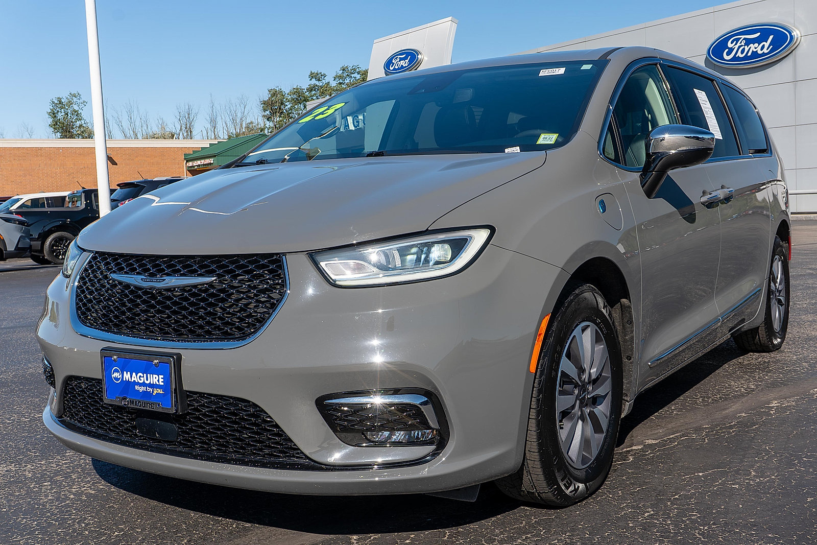 Used 2023 Chrysler Pacifica Limited FWD image 2