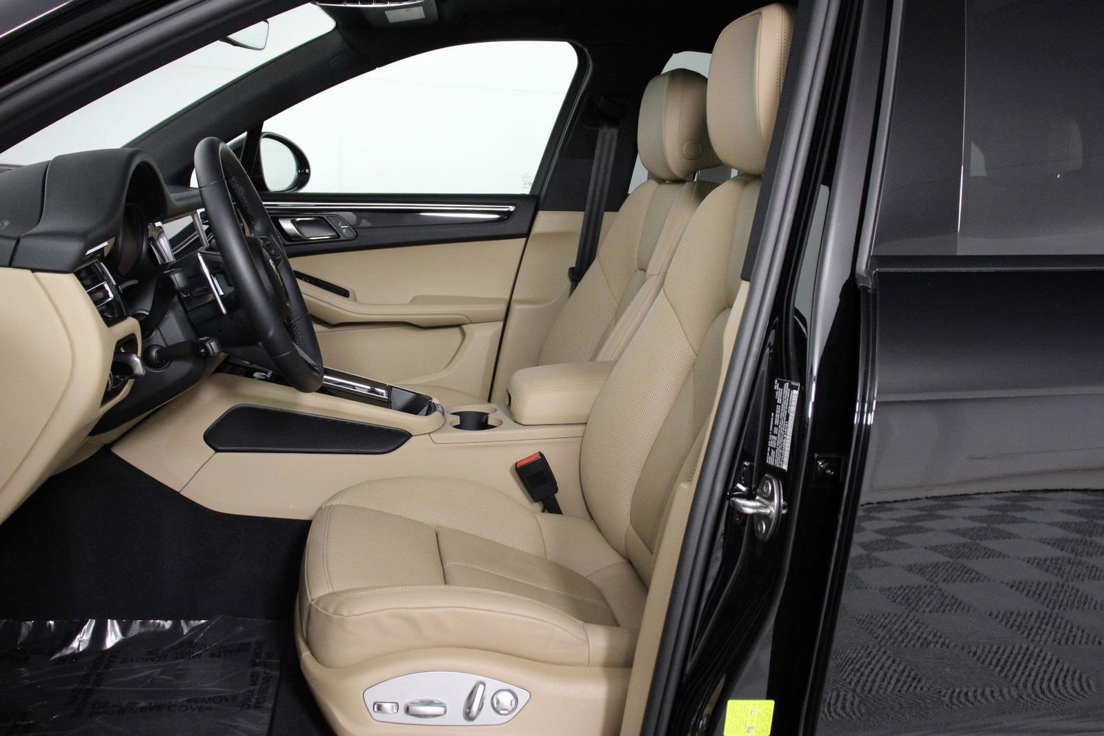 Certified 2025 Porsche Macan image 5