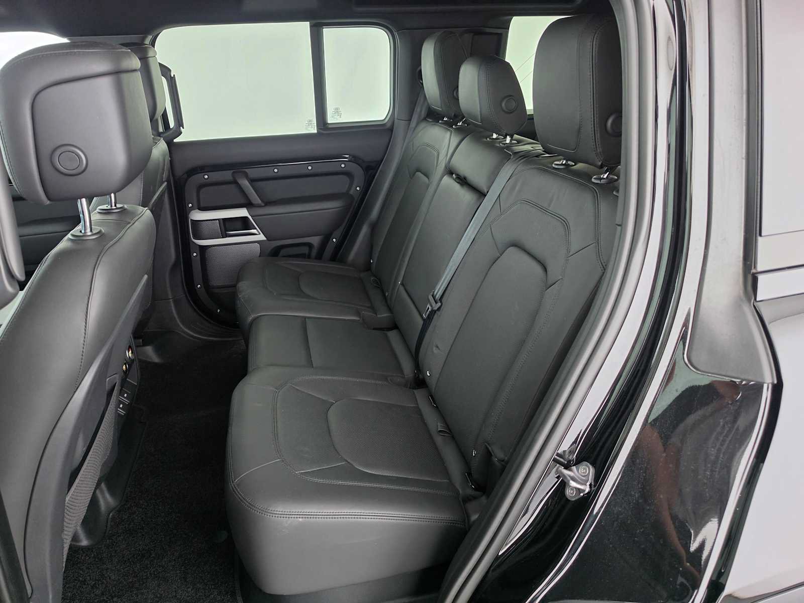 Used 2024 Land Rover Defender 110 SE AWD/4WD image 17