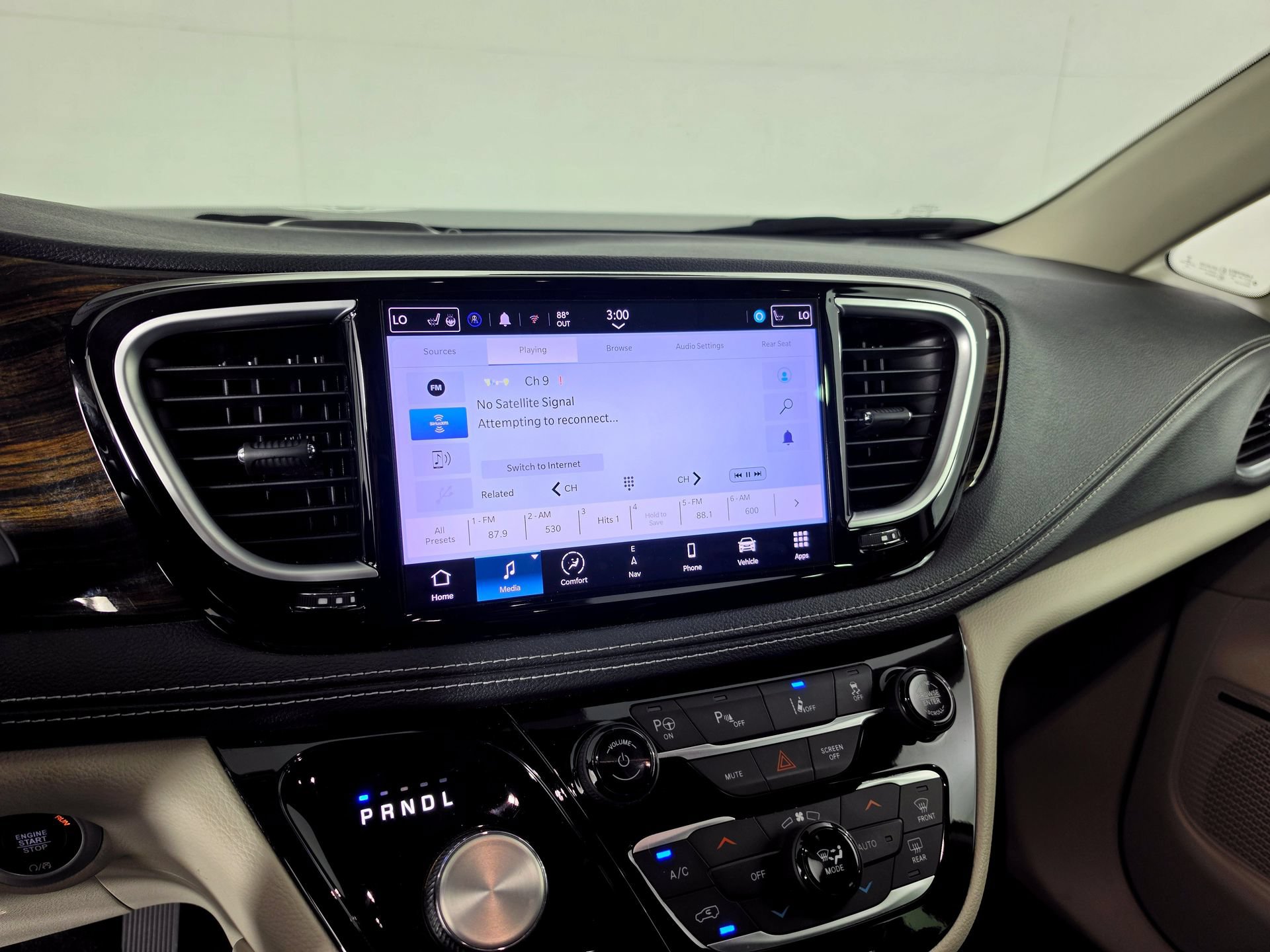 Used 2022 Chrysler Pacifica Limited w/ Uconnect Theater Family Group FWD image 28