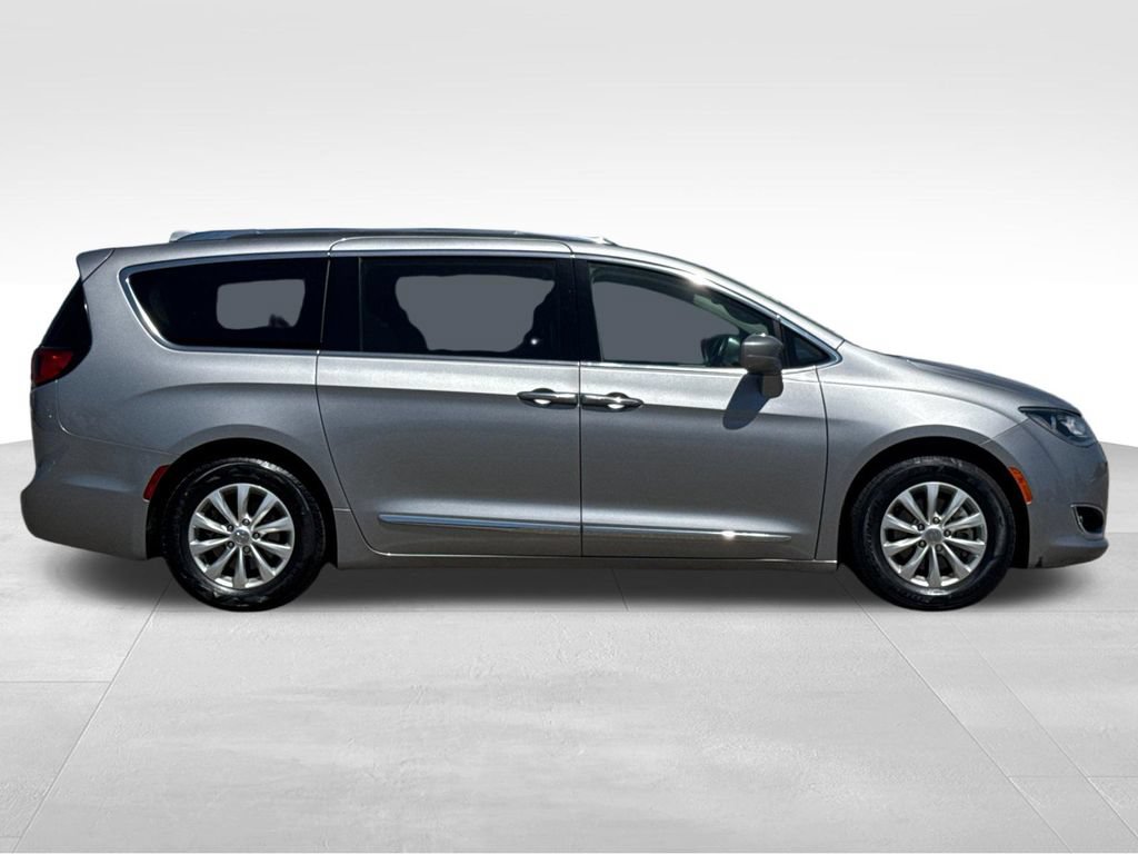 Used 2018 Chrysler Pacifica Touring-L Plus FWD image 6