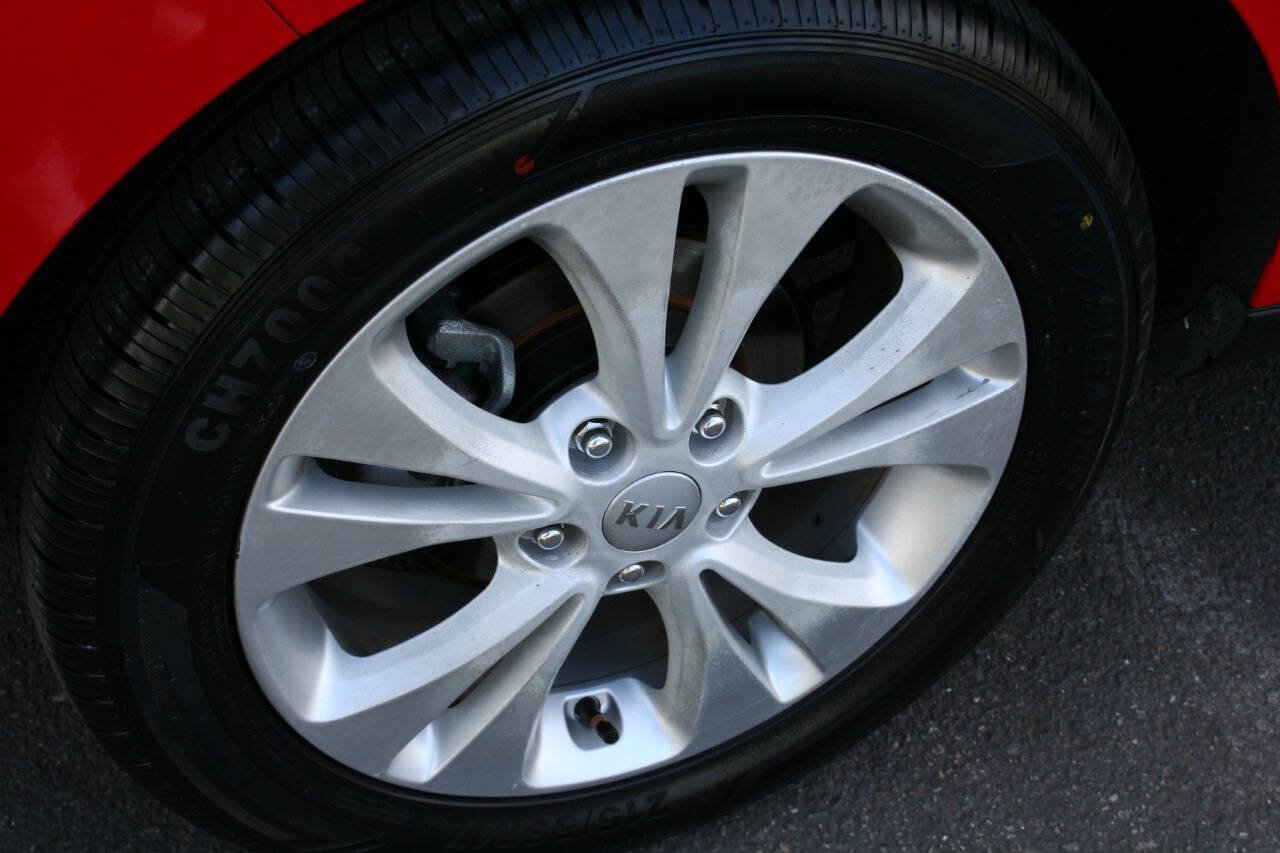 Used 2016 Kia Soul + FWD image 10