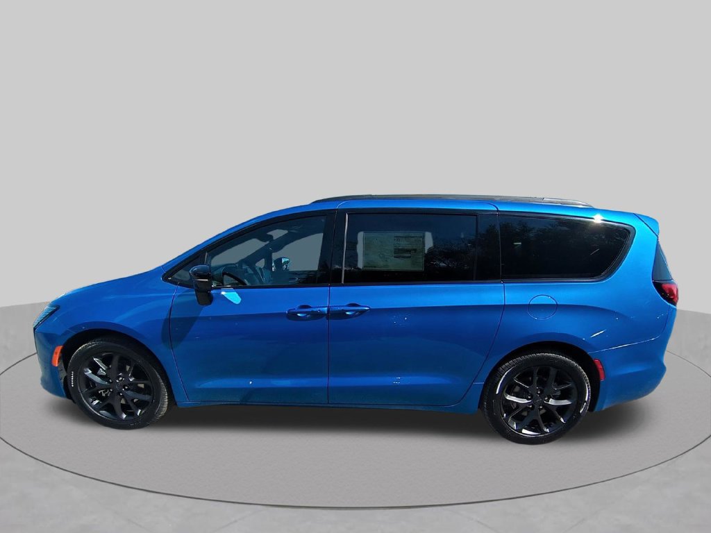 New 2027 Chrysler Pacifica Limited w/ Family Tech Group FWD image 9