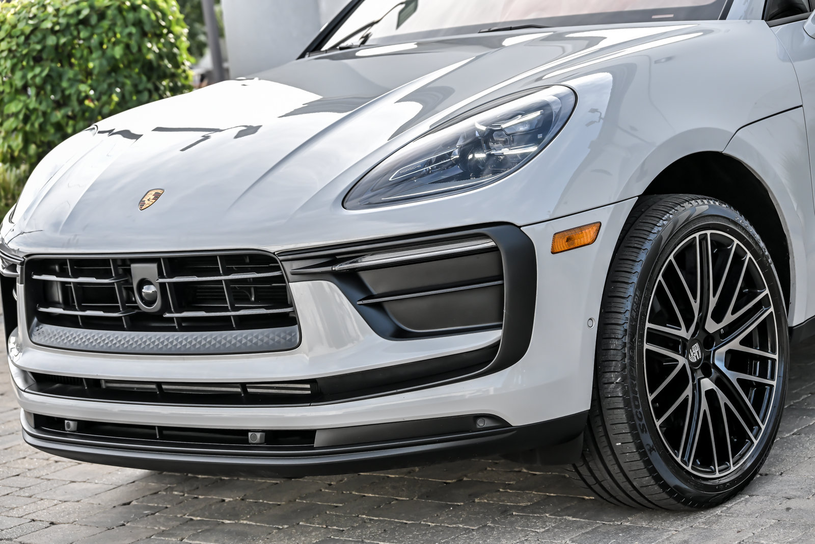 Used 2025 Porsche Macan w/ Premium Package Plus AWD/4WD image 6