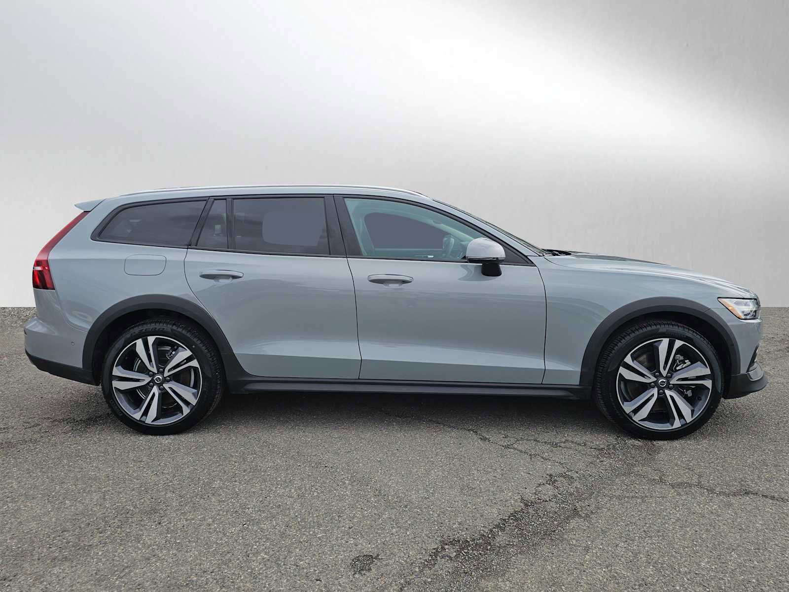Certified 2025 Volvo V60 B5 Cross Country Plus image 2