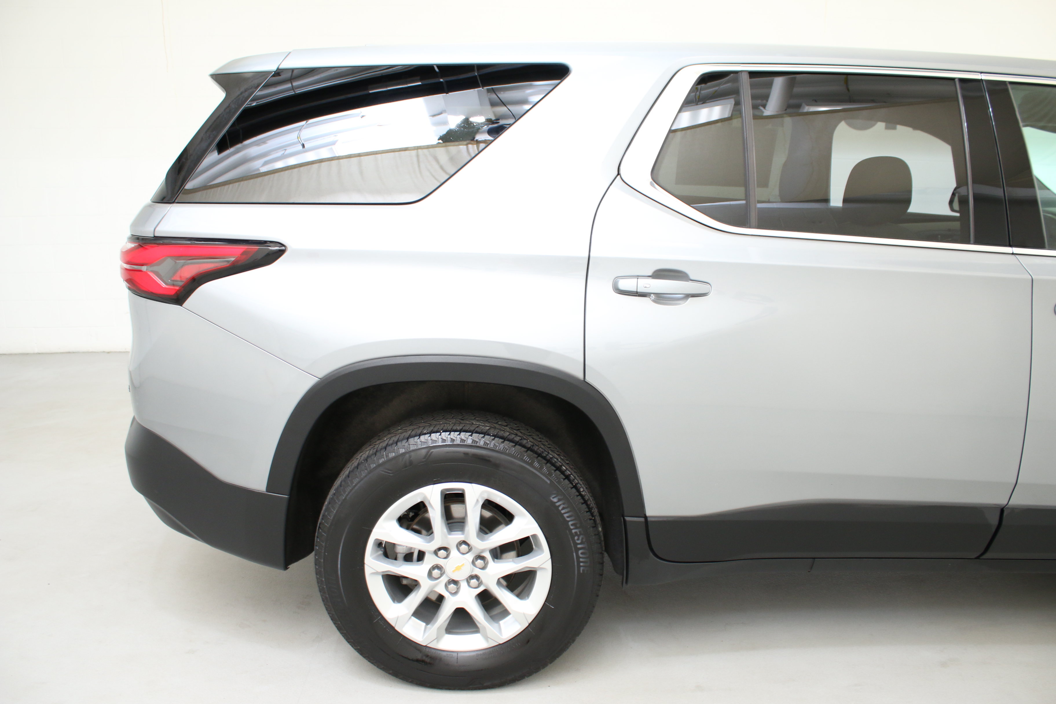 Used 2023 Chevrolet Traverse LS FWD image 11