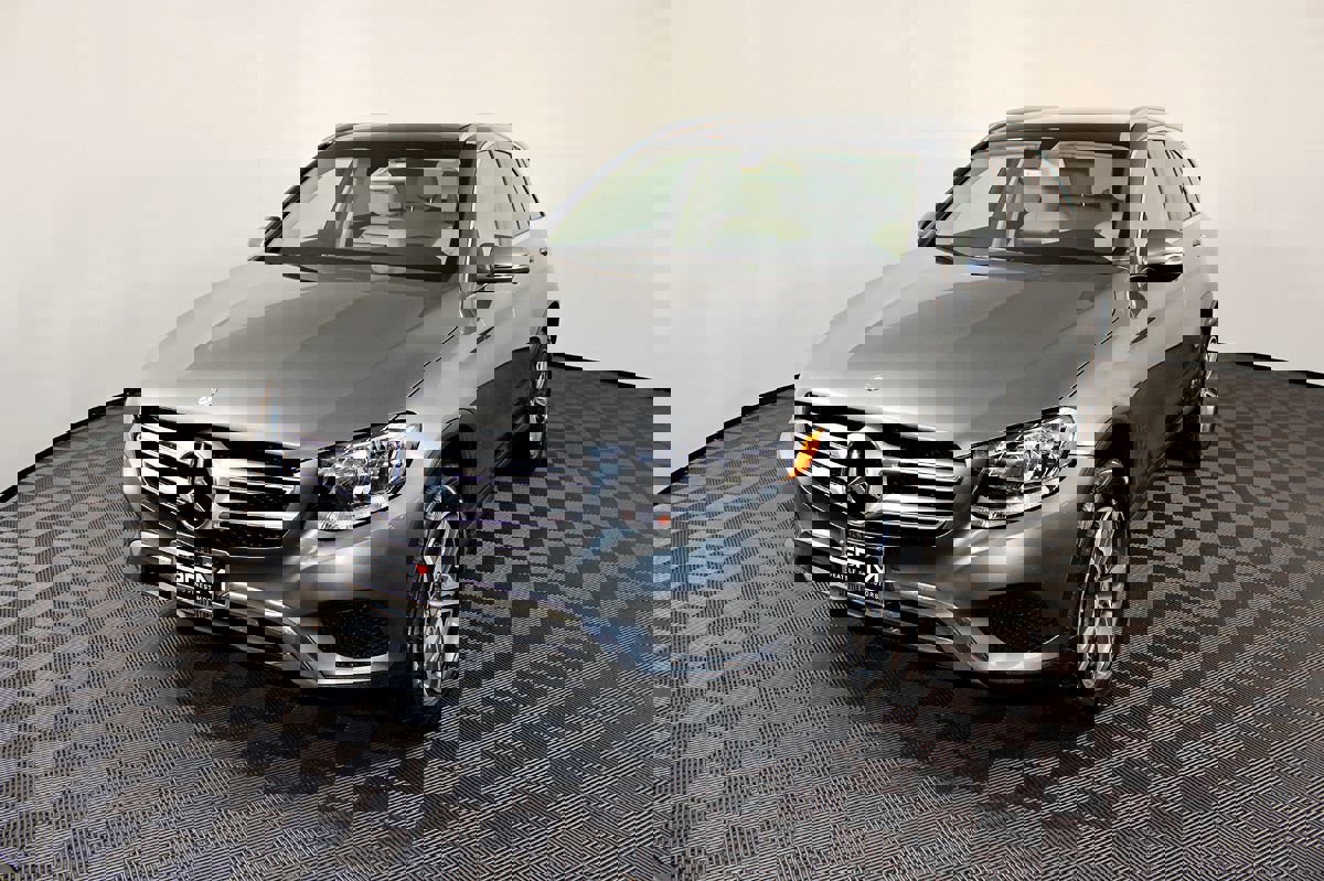 Used 2017 Mercedes-Benz GLC 300 4MATIC image 2