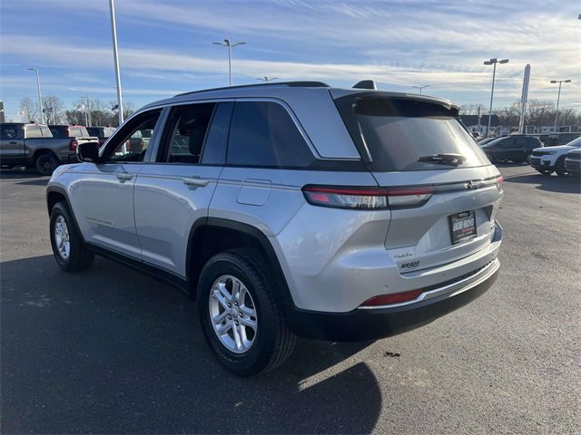 Used 2023 Jeep Grand Cherokee Laredo image 5