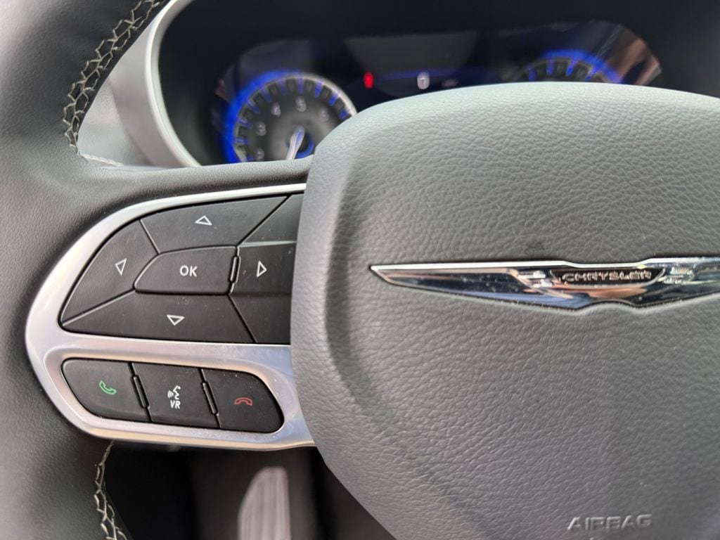 Used 2025 Chrysler Pacifica Select AWD/4WD image 28